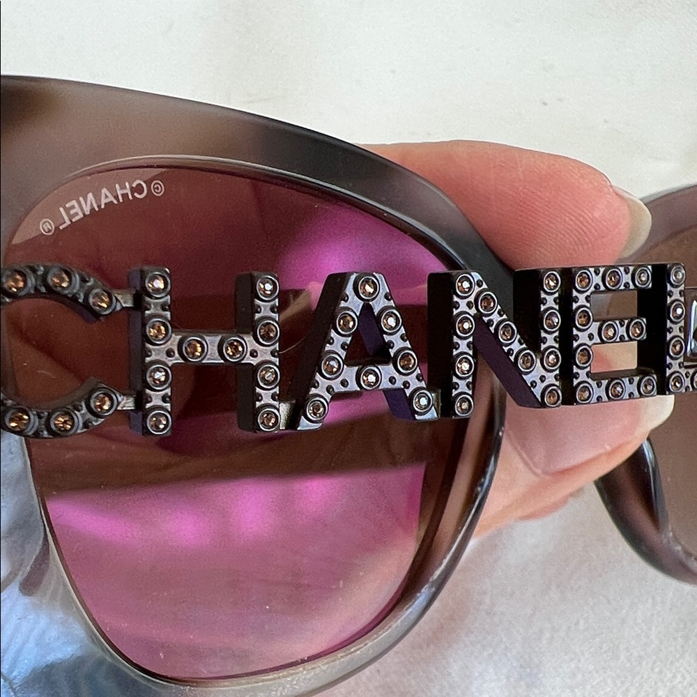 CHANEL light brown sunnies.